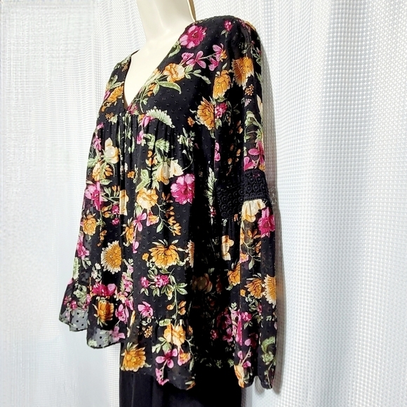 DR2 Clip Dot Black & Floral Peplum with Crochet Accent Long Sleeve Blouse (LP) - Picture 4 of 14